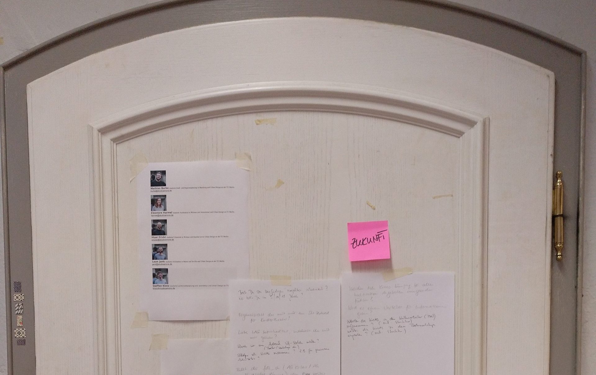 An einer weißen Tür hängt ein rosa Post-it mit der Aufschrift „Zukunft“.